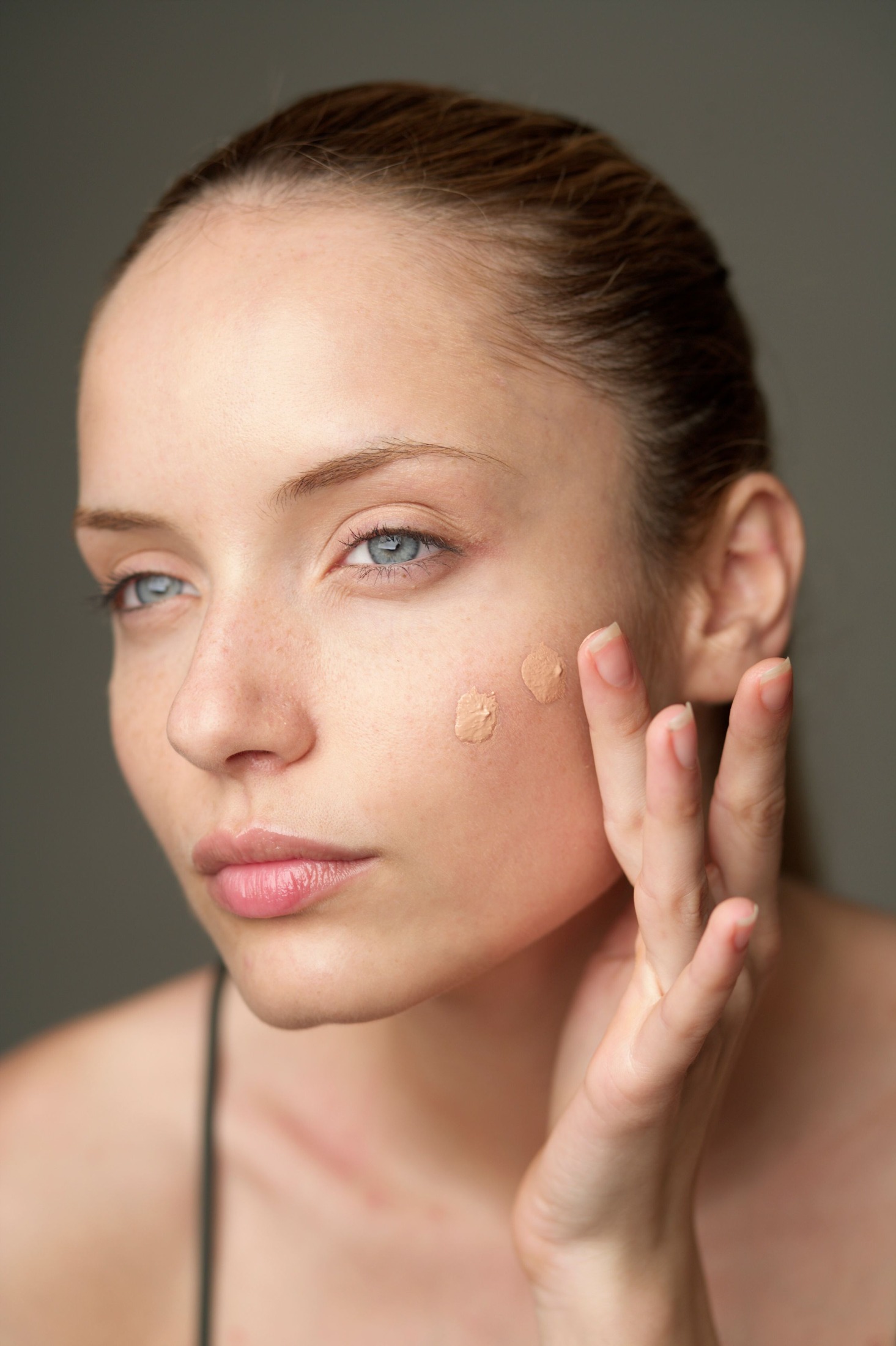 Foundation Shade Matching at the Jaw: A Daylight Comparison That Makes Sense